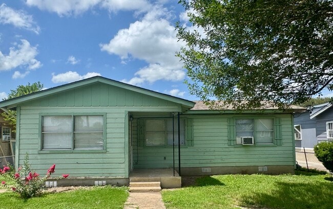 Primary Photo - Cute 3/1 Home Available for Immediate Move...