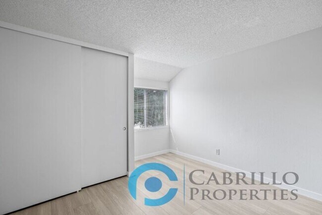 Building Photo - 5067 La Cuenta Dr