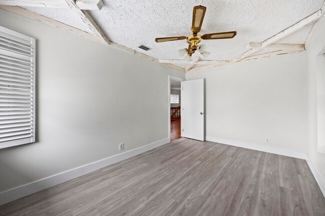 Building Photo - 1828 N Palmway