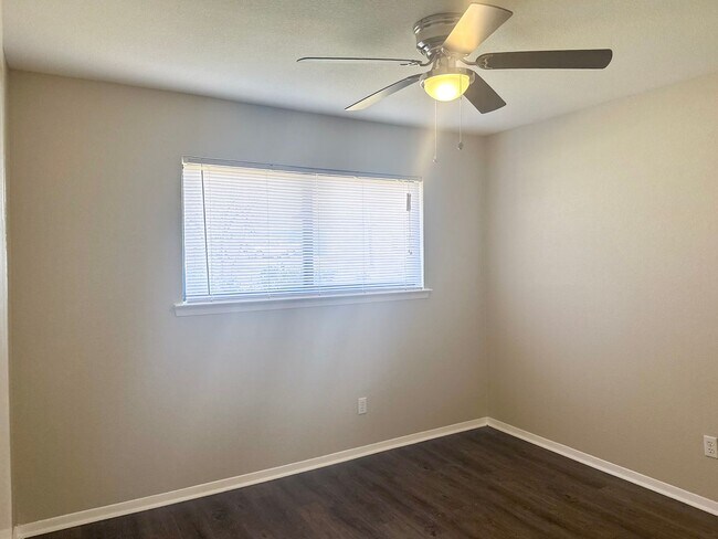 Building Photo - 4 Bedroom / 2.5 Bath Home