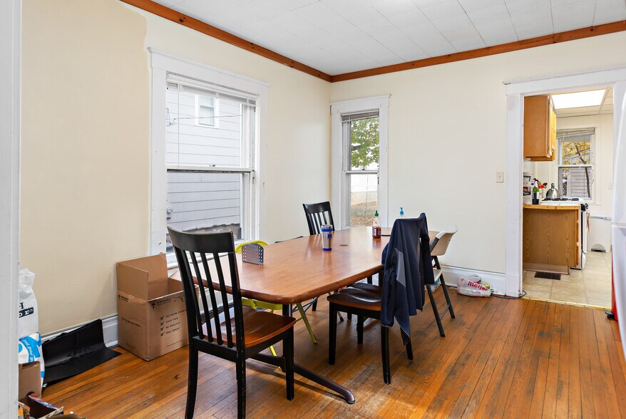 Dining room - 1209 E University Ave