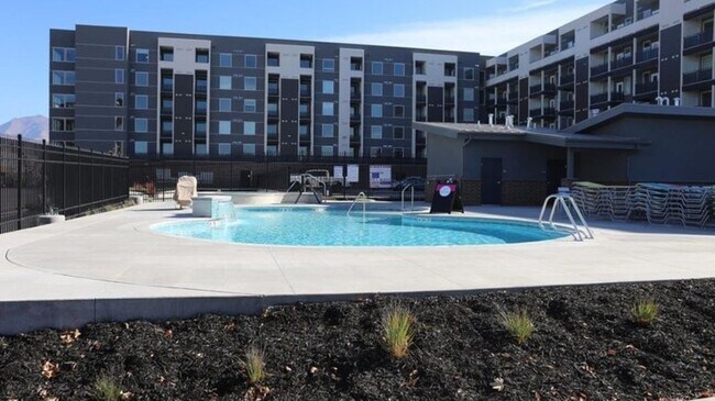 Building Photo - 47 W Fireclay Ave