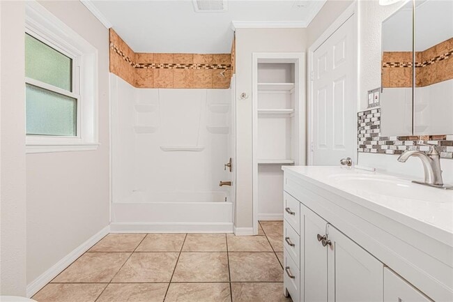 Building Photo - 1607 S Lakeview Ave