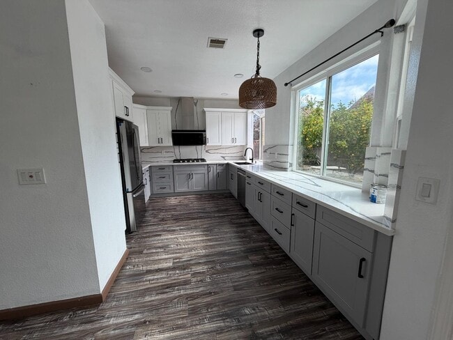 Building Photo - 5572 Tan Oak Dr