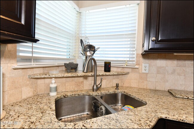 Building Photo - 5060 Silver Sands Ave