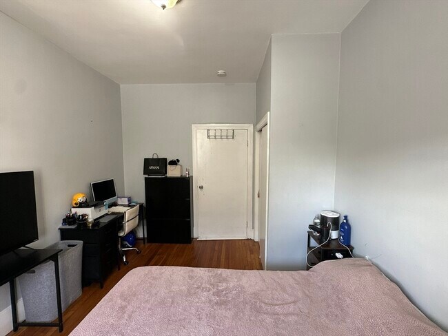 Building Photo - 332 Main St