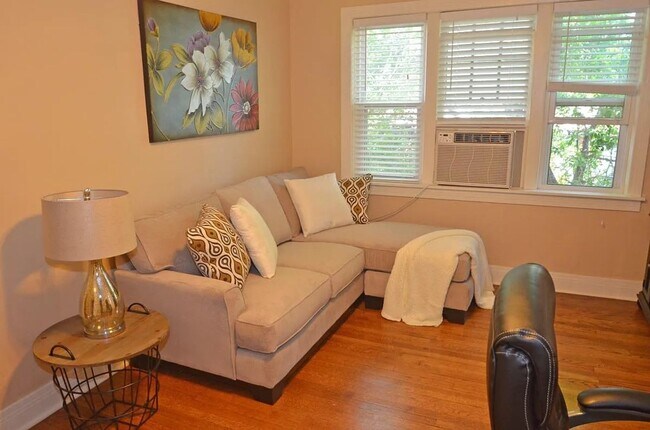 Building Photo - Charming Fully Furnished or unfurnished 1-Bed, 1-Bath steps from the Plaza District