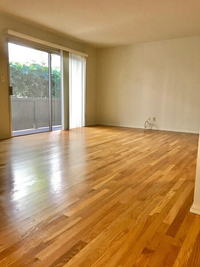 Building Photo - 1945 Corinth Ave