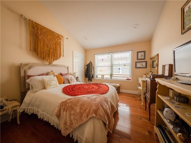 Building Photo - 74 Pitman St