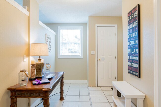 Building Photo - Bright & Comfortable 3 Bed/2.5 Bath Pensac...