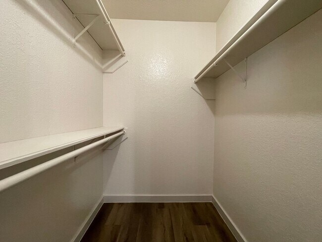 Building Photo - AVAILABLE NOW 2 BEDROOM 2 BATH DUPLEX IN S...