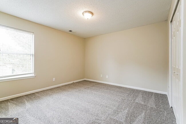 Building Photo - 415 Pinevale Ct