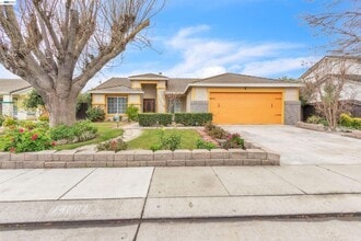 Building Photo - 3 Bed, 2 Bath