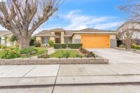 Building Photo - 3 Bed, 2 Bath