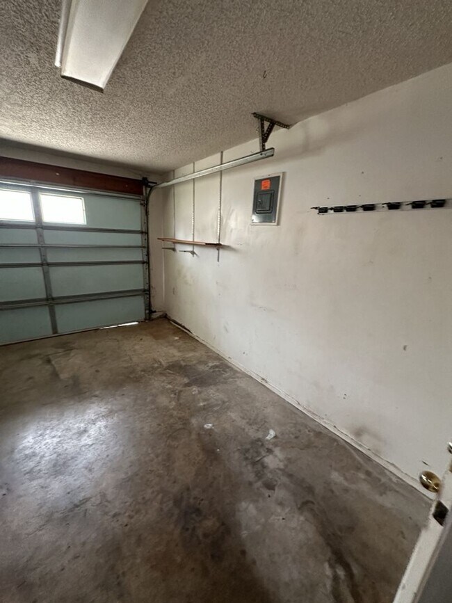 Building Photo - AVAILABLE NOW!!!