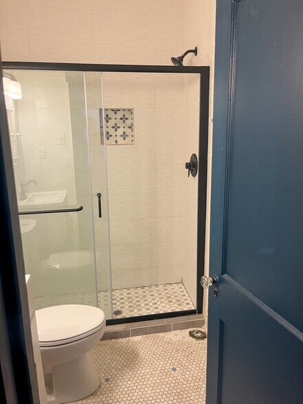 Bathroom - 719 W French Plz