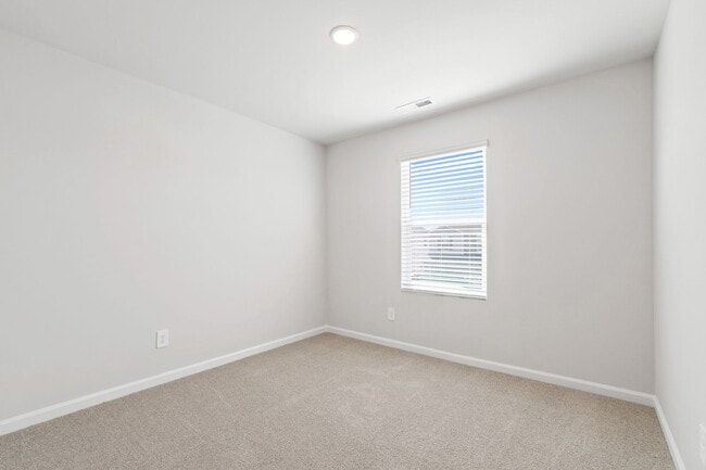 Building Photo - Stunning 3-Bedroom Residence in Oak Manor,...