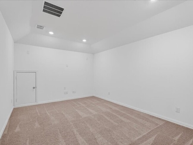 Building Photo - 1501 Lake Grove Dr