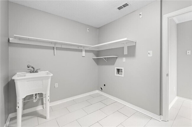 Building Photo - 408 Lakeview Dr W
