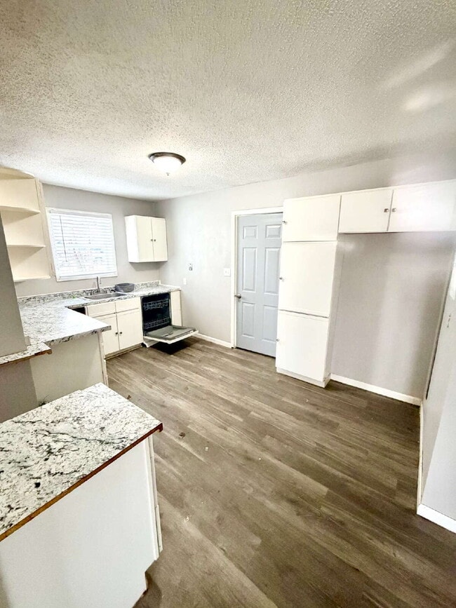 Building Photo - 3 Bedroom, 1 Full Bath