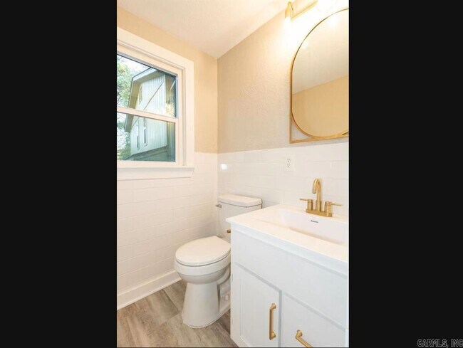 Building Photo - 107 N Summit St