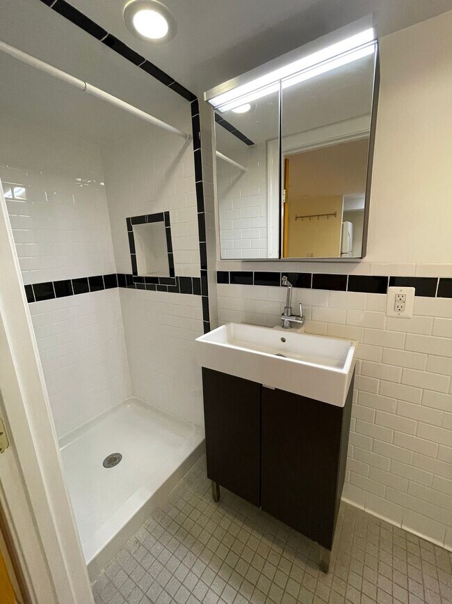 Building Photo - Charming 1928 Row Home for Rent with Modern Amenities — 2 Bedroom 2 Full Bath w/ 2 Half Baths, 2 ...