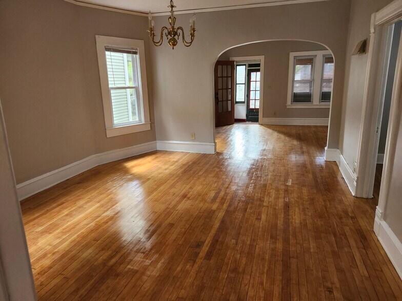 Building Photo - 2564 N Bartlett Ave