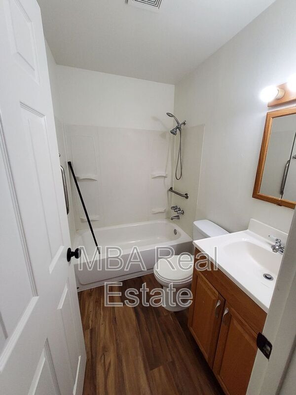 Building Photo - 1444 W Huntington Dr