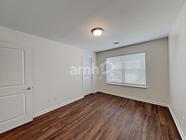 Building Photo - 288 Camp dr