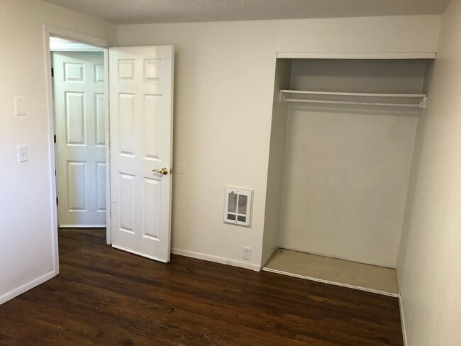 Building Photo - 3 bedroom 1 bath house in Eugene! MOVE IN SPECIAL!