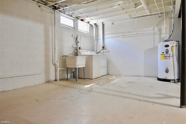 Building Photo - 3 br, 1.5 bath Townhome - 2953 Rushbury Drive