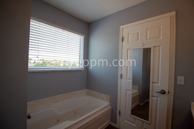 Building Photo - $1,022.50 Off Deposit! Spacious 2 Story ho...