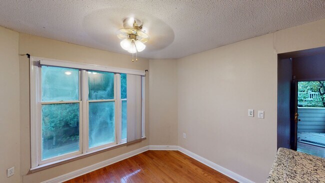 Building Photo - Wonderful Uptown renovated top floor condo!