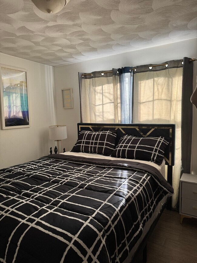Building Photo - Spacious 2-Bedroom, 1.5-Bath Main-Floor Home in Providence