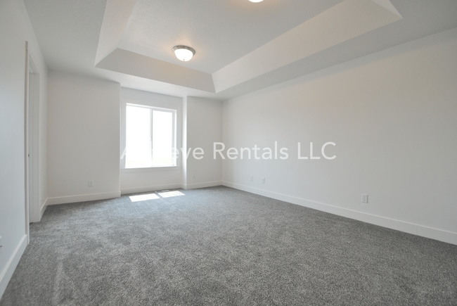 Building Photo - 360 E 2075 N