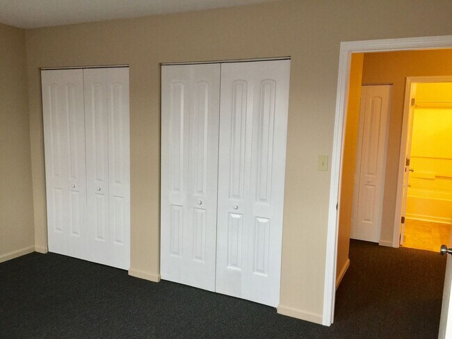 Building Photo - Condo in Shelbyville!