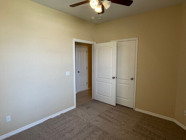 Building Photo - 3 Bed, 2 Bath in Surrey Hills of Yukon