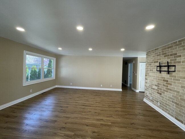 Building Photo - 13658 W Birchwood Dr