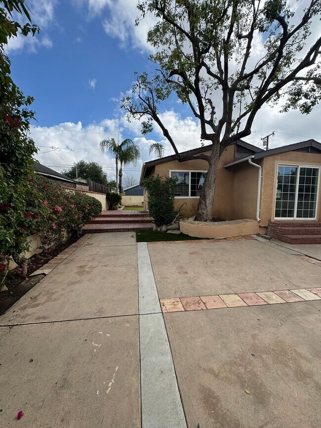 Building Photo - BEAUTIFUL TWO BEDROOM/ONE BATH HOME!