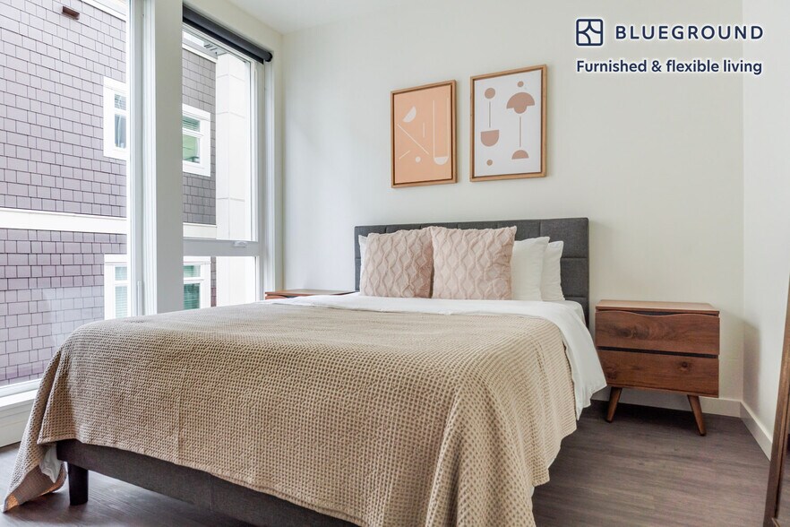 Building Photo - 10050 NE 10th St