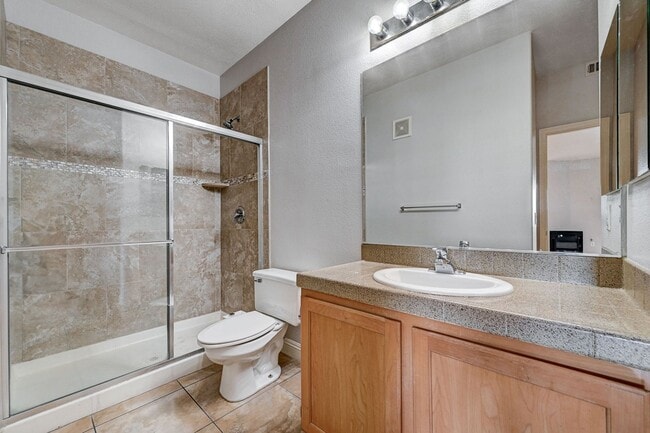Building Photo - Spacious 2 Bedroom Condo in Gated Community!
