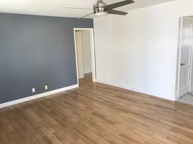 Building Photo - 12936 Moorpark St