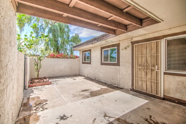 Building Photo - Charming 3 bedroom Townhome near MCC & Med...