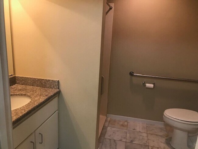 Building Photo - GROUND LEVEL 1 BR, 1 BA WHEEL CHAIR ACCESSIBLE UNIT!