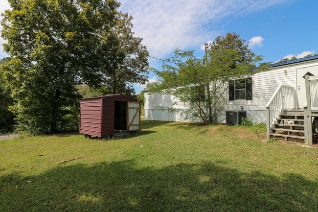 Building Photo - Newly Renovated Home