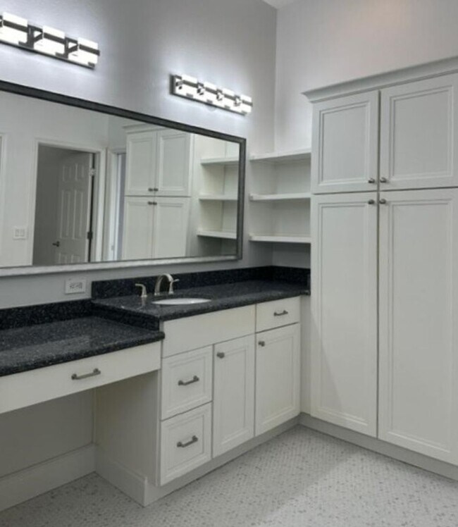 Building Photo - Completely remodeled 4 Bedroom 2 Bath sing...