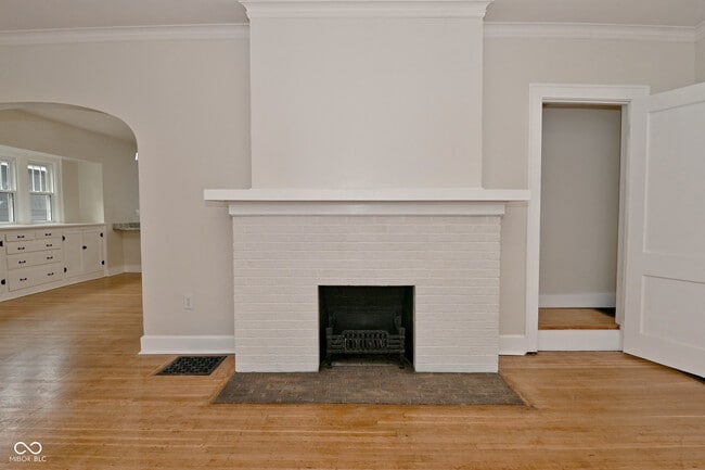 Building Photo - 3928 N Kenwood Ave