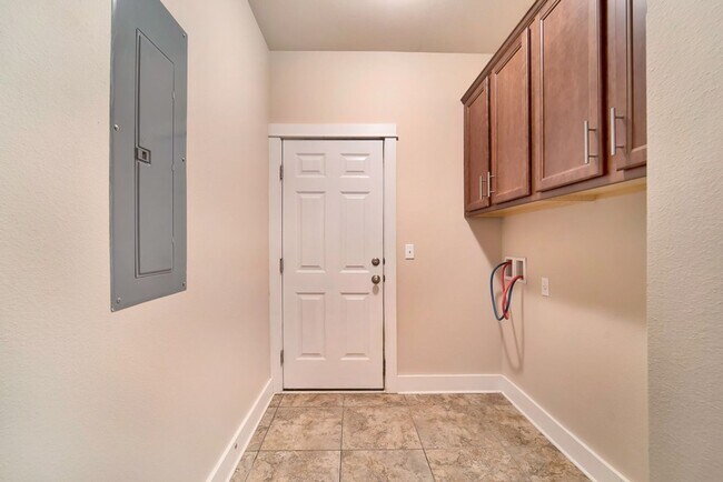 Building Photo - 9879 Volterra Ave