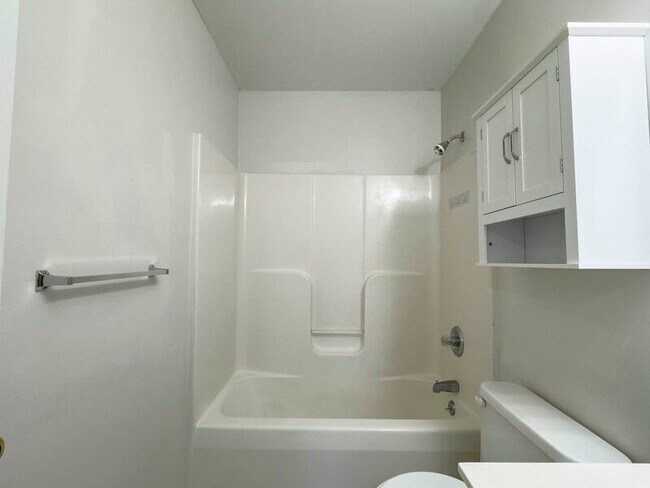 Building Photo - 1028 Bush Ave