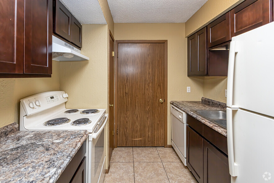 2BR, 2BA - 840SF - Pelican Park Apartments